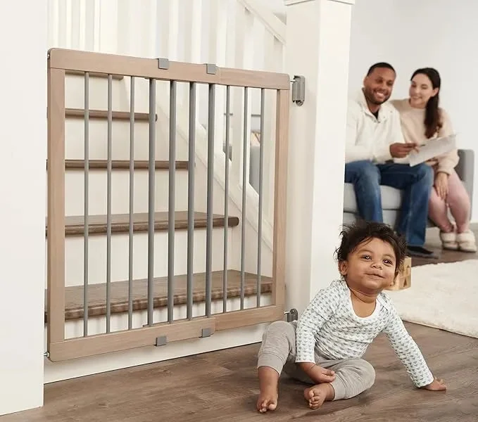 Regalo Safety Gate with Mounting Kit