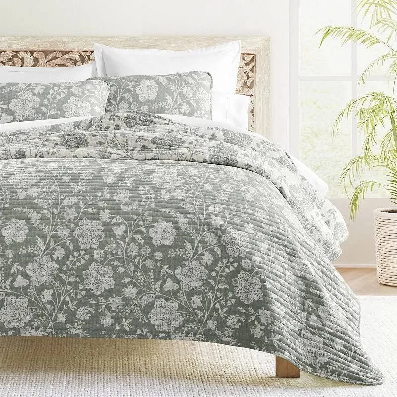 Ienjoy Home Textured Floral Reversible Quilt Set - Full/Queen Eucalyptus